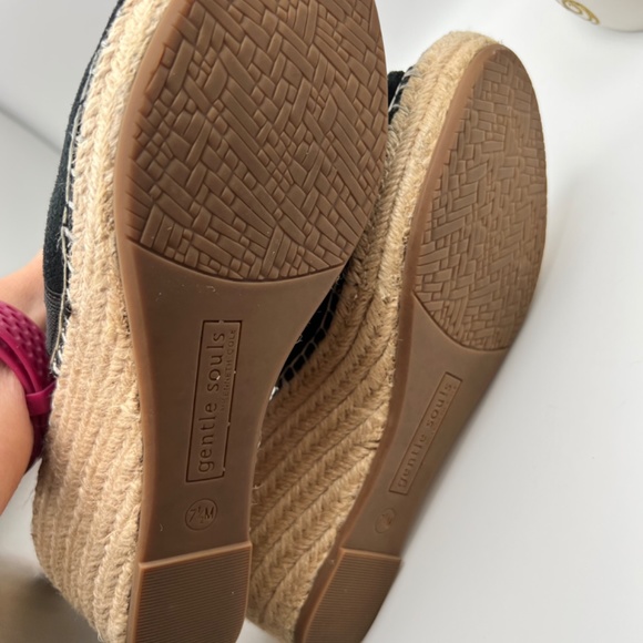 Shoes- Women Gentle Souls by Kenneth Cole Women's Shoe Colleen Black Suede Wedge - Picture 11 of 17